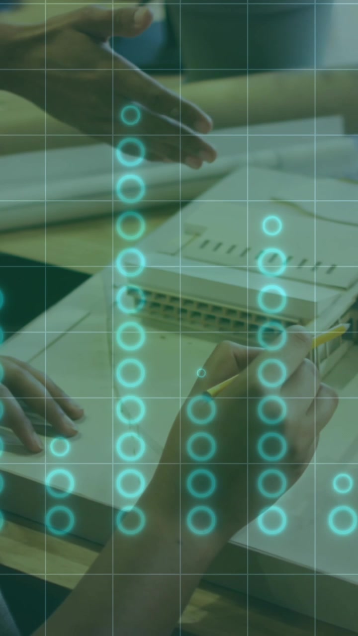 Animazione di elaborazione dati statistici su sfondo di due donne di diverse etnie che discutono in ufficio, viste di spalle