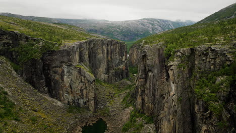 dramático cañón de hellmojuvet con escarpados acantilados rocosos en la remota noruega