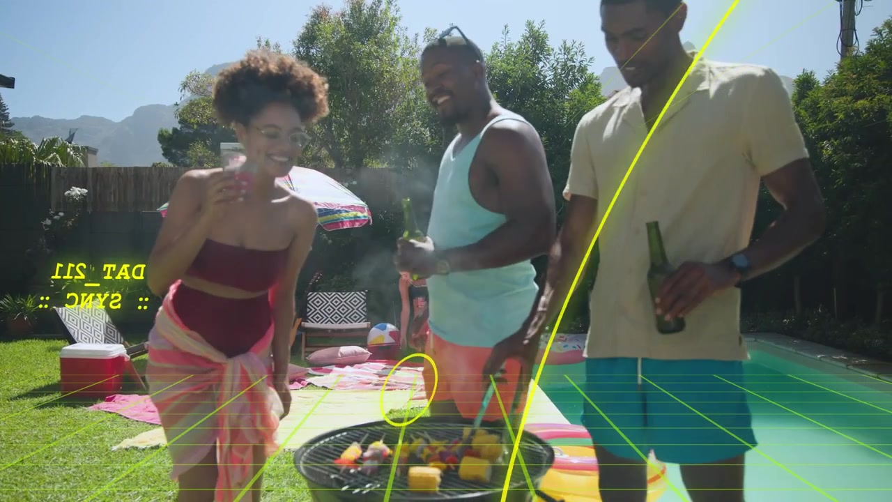 Drie vrienden staan bij een houtskoolbarbecue, draaien spiesen om en kletsen na een beweging van de parasol, terwijl ze koken.