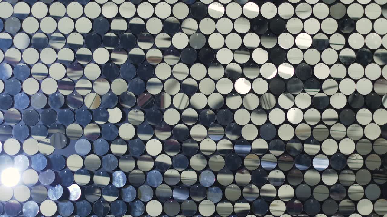 cerchi di specchi riflettenti di plastica appesi alla parete e vibranti
