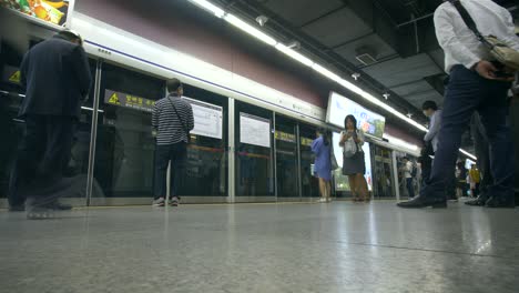 u-bahn-bahnsteig im zeitraffer