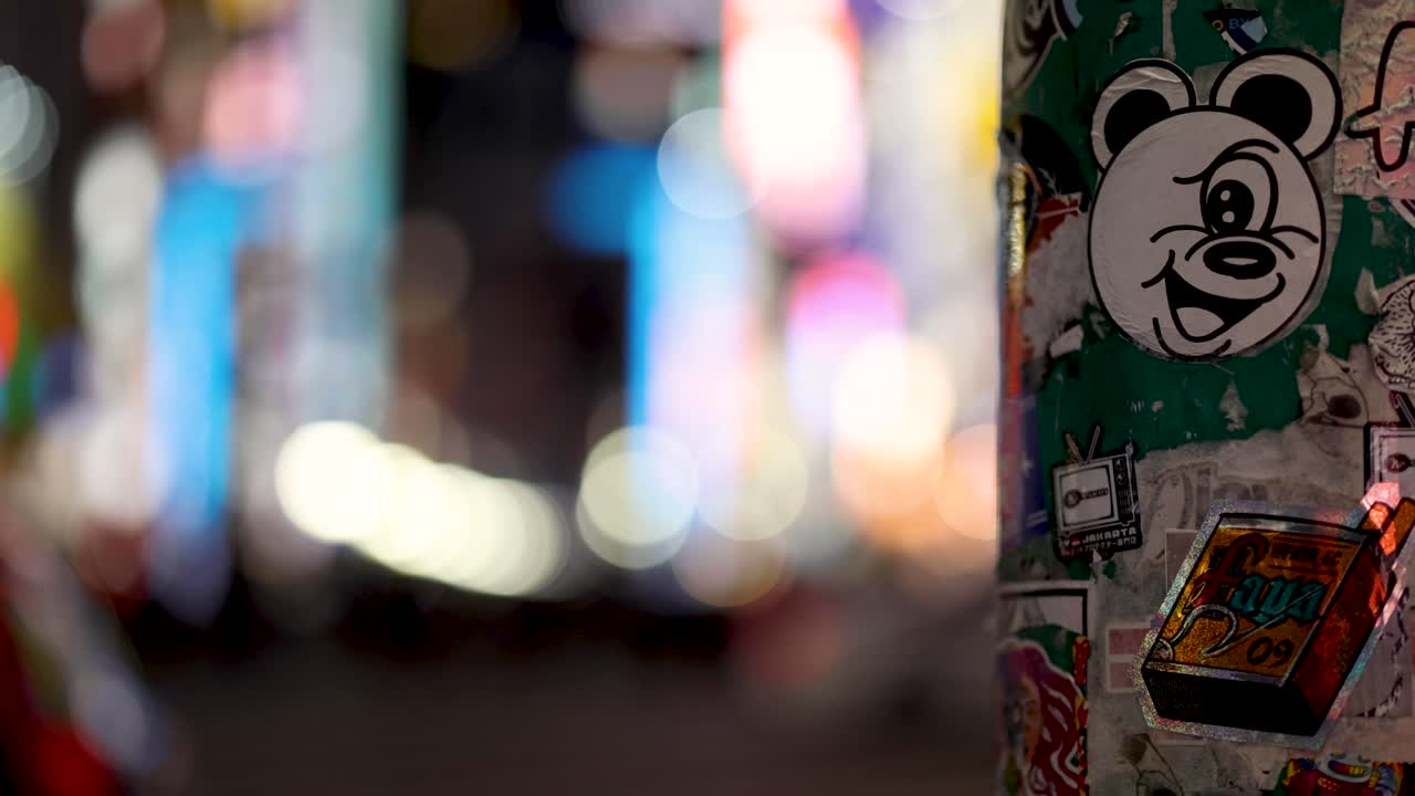 luces y patrones coloridos en un entorno nocturno