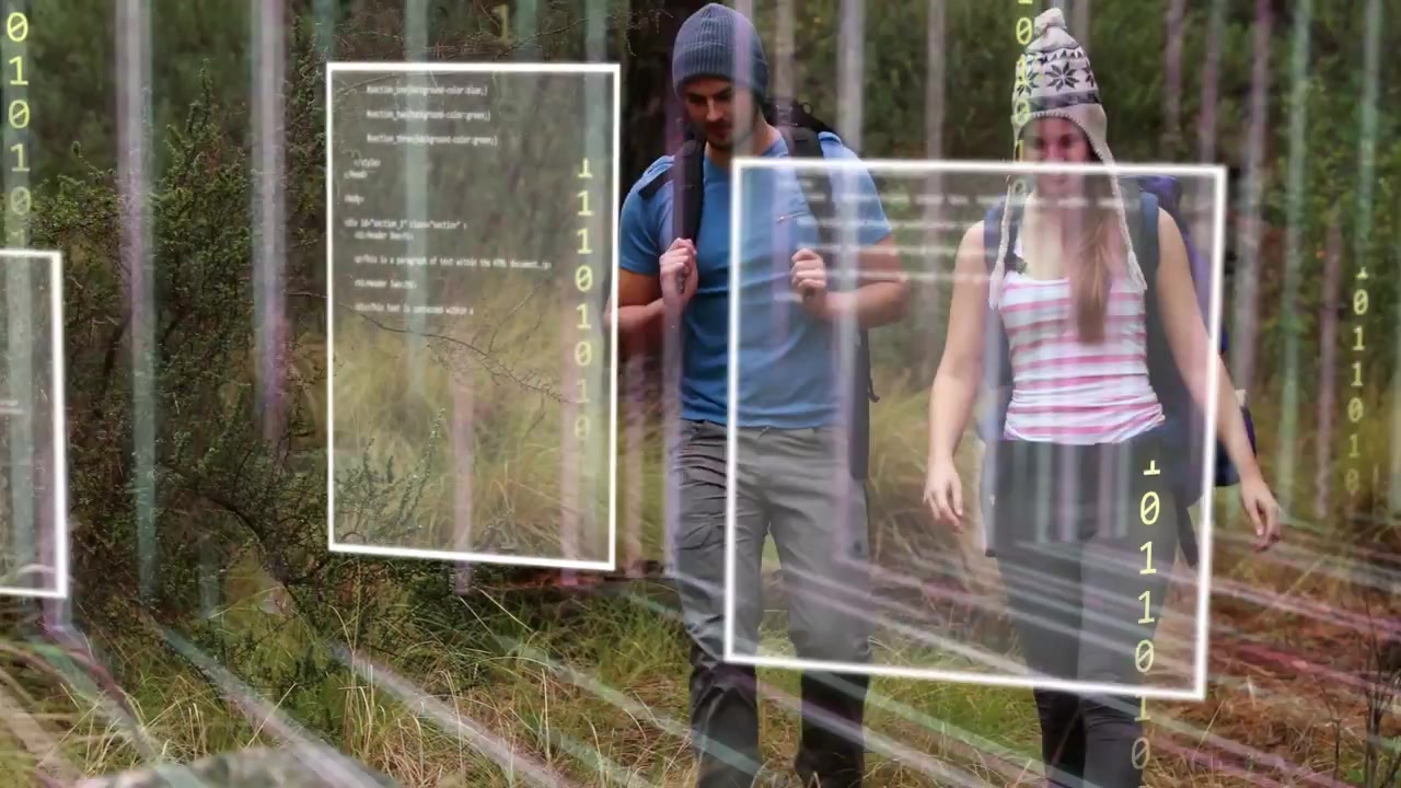 Escursionisti (uomo e donna) che camminano su un sentiero di pini, il cui movimento attiva pannelli di codice tecnologico che visualizzano dati.