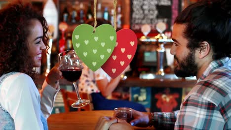 Glückliches-Paar,-Das-Sich-Unterhält,-Während-Es-Zum-Valentinstag-Etwas-Trinkt