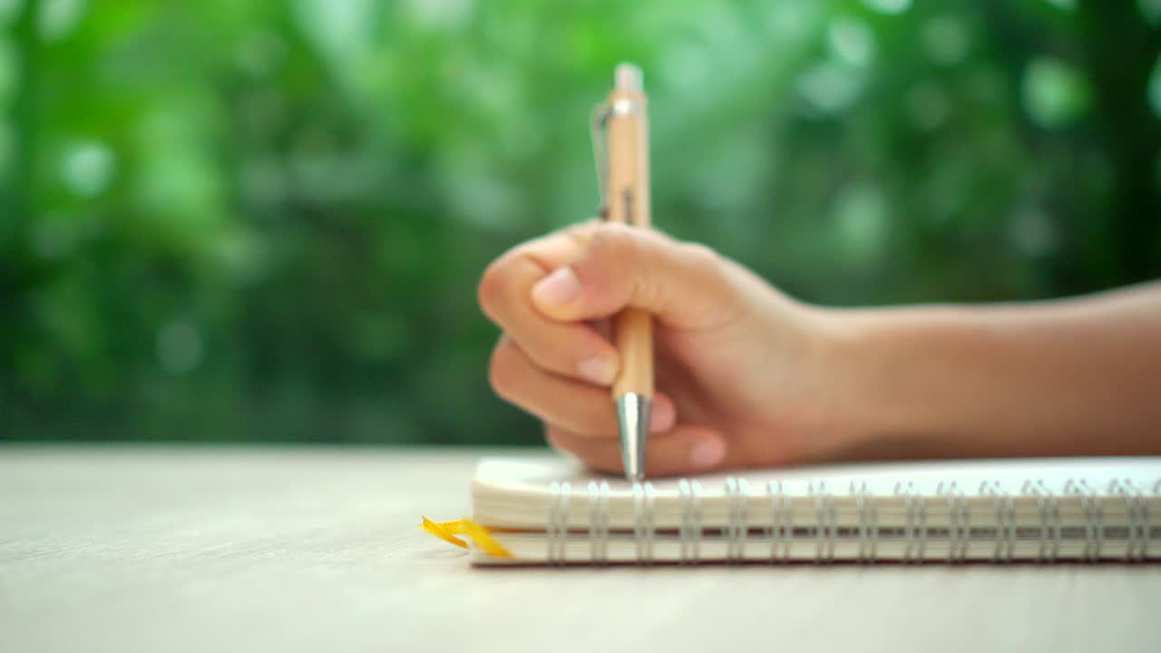 셀렉티브 포커스 닫힌 손으로 타이핑하는 노트북으로 카페에서 일하고 놀 수 있습니다.