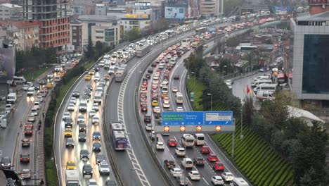 el atasco de tráfico en la autopista de estambul