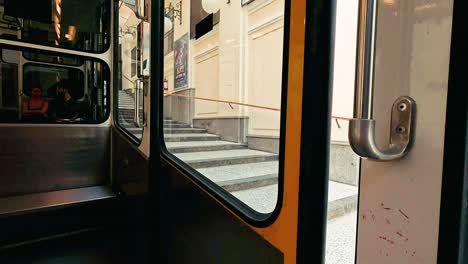 las puertas del tren abiertas en la plataforma de la estación de nápoles.