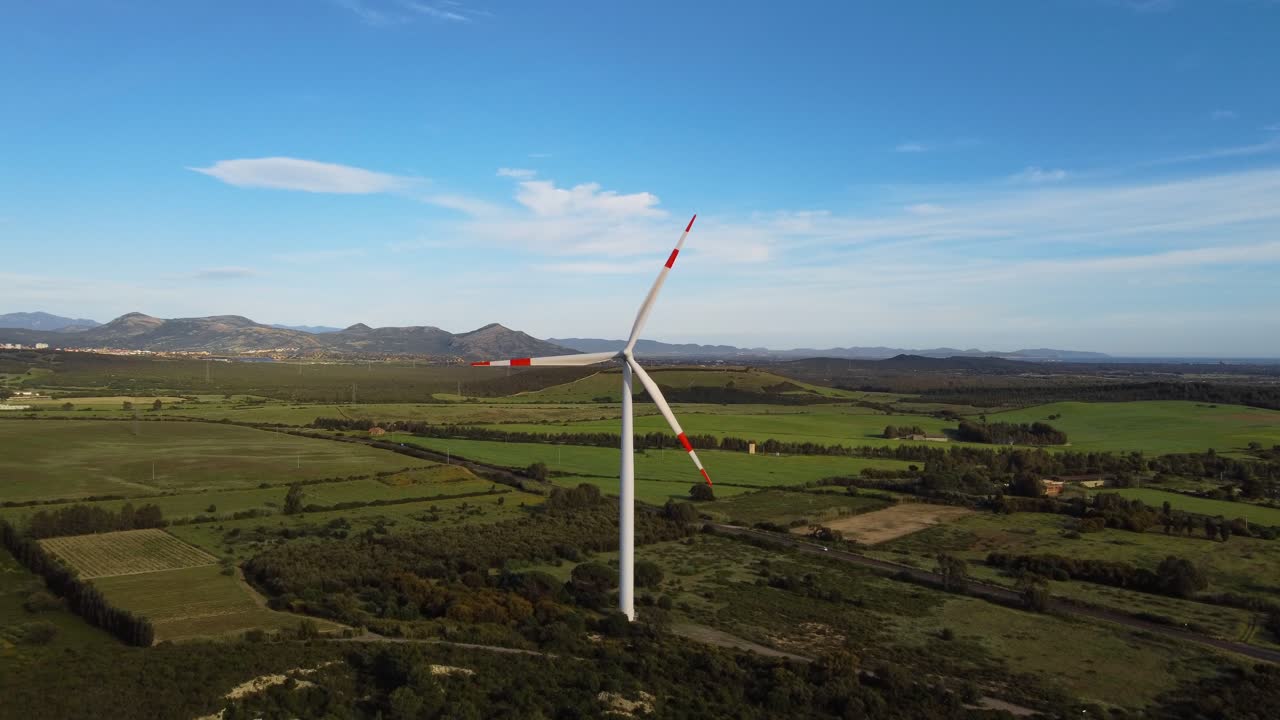 4k antena de turbina eólica, el viento girando hojas rojas en el paisaje rural