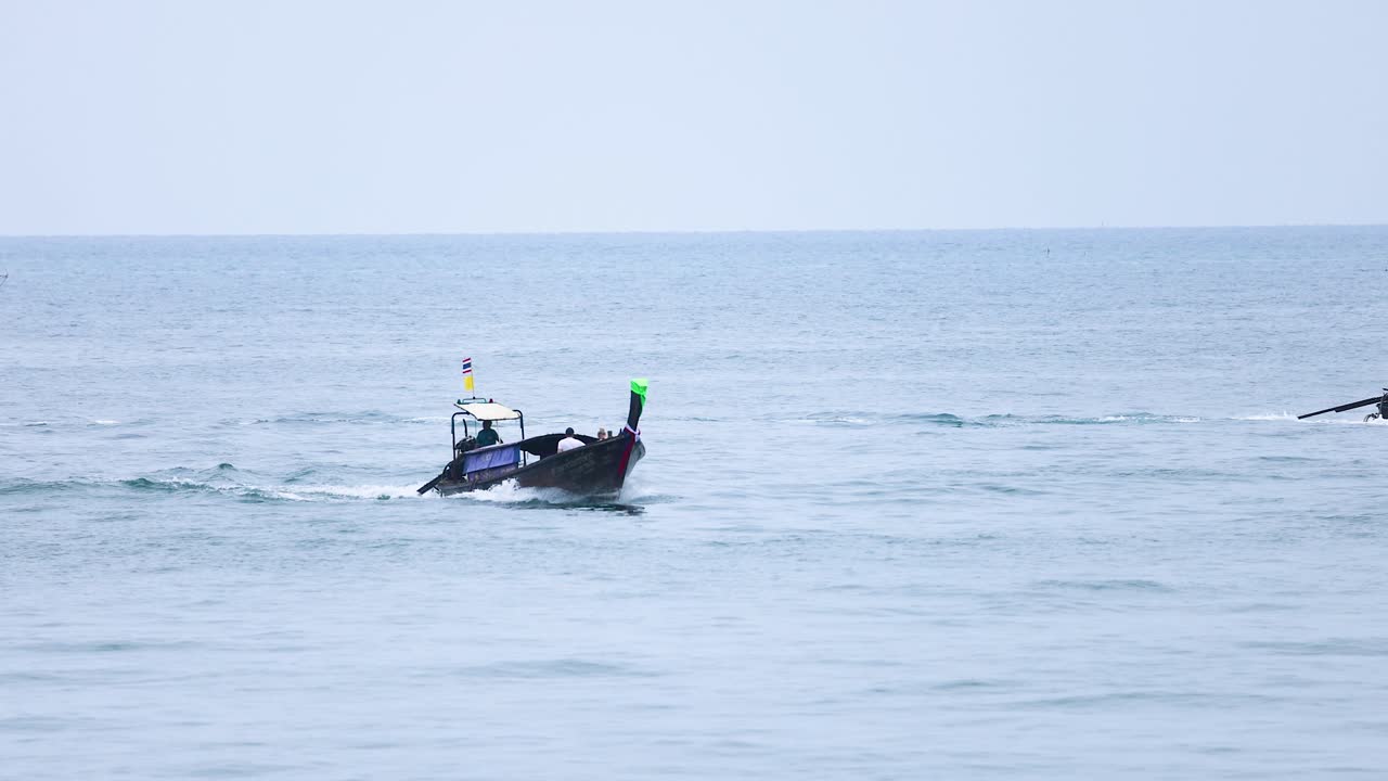 배 가 평온 한 바다 물 을 가로질러 항해 한다