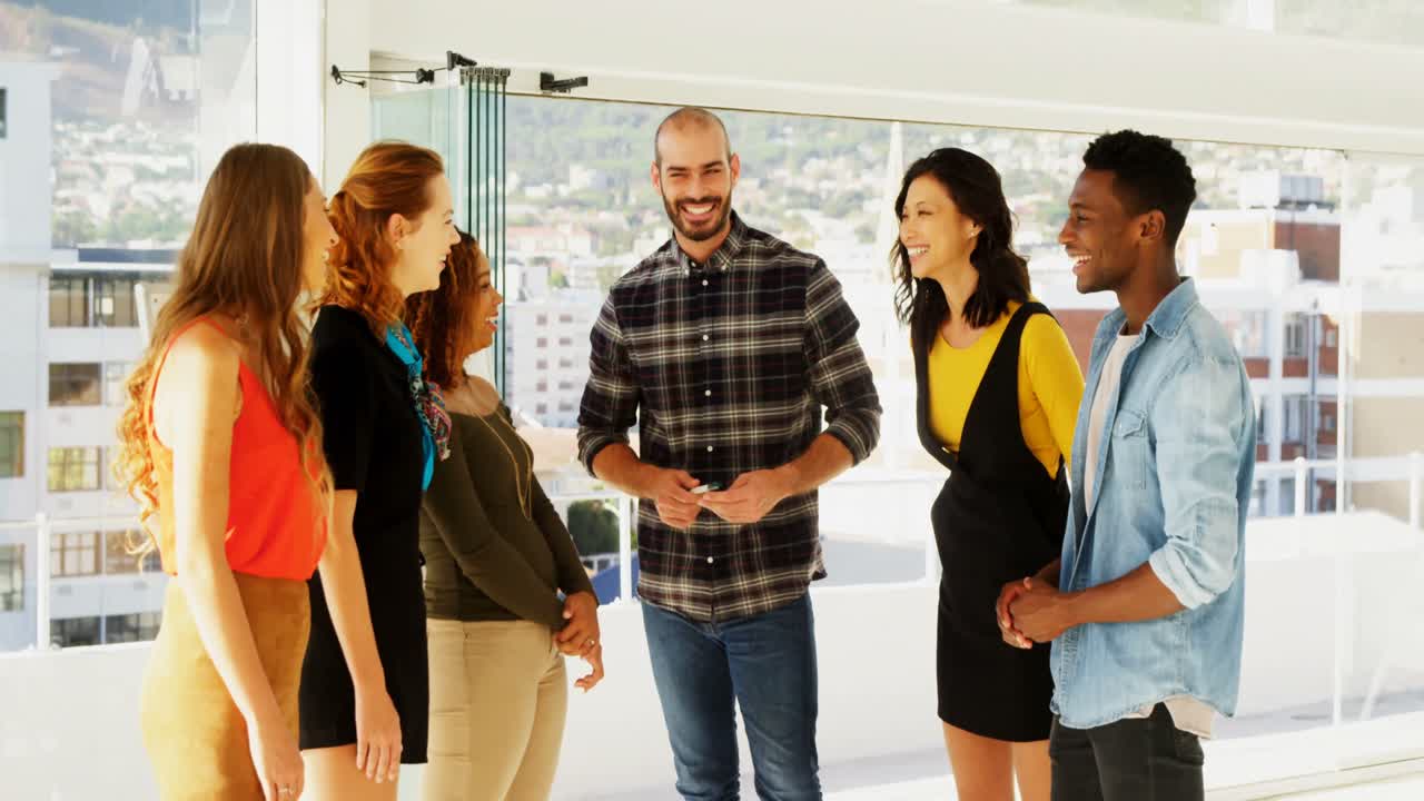 Team di dirigenti che interagiscono mentre lavorano in ufficio
