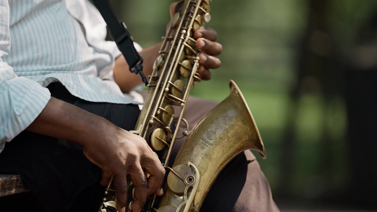 Nghệ sĩ thổi saxophone ngoài trời