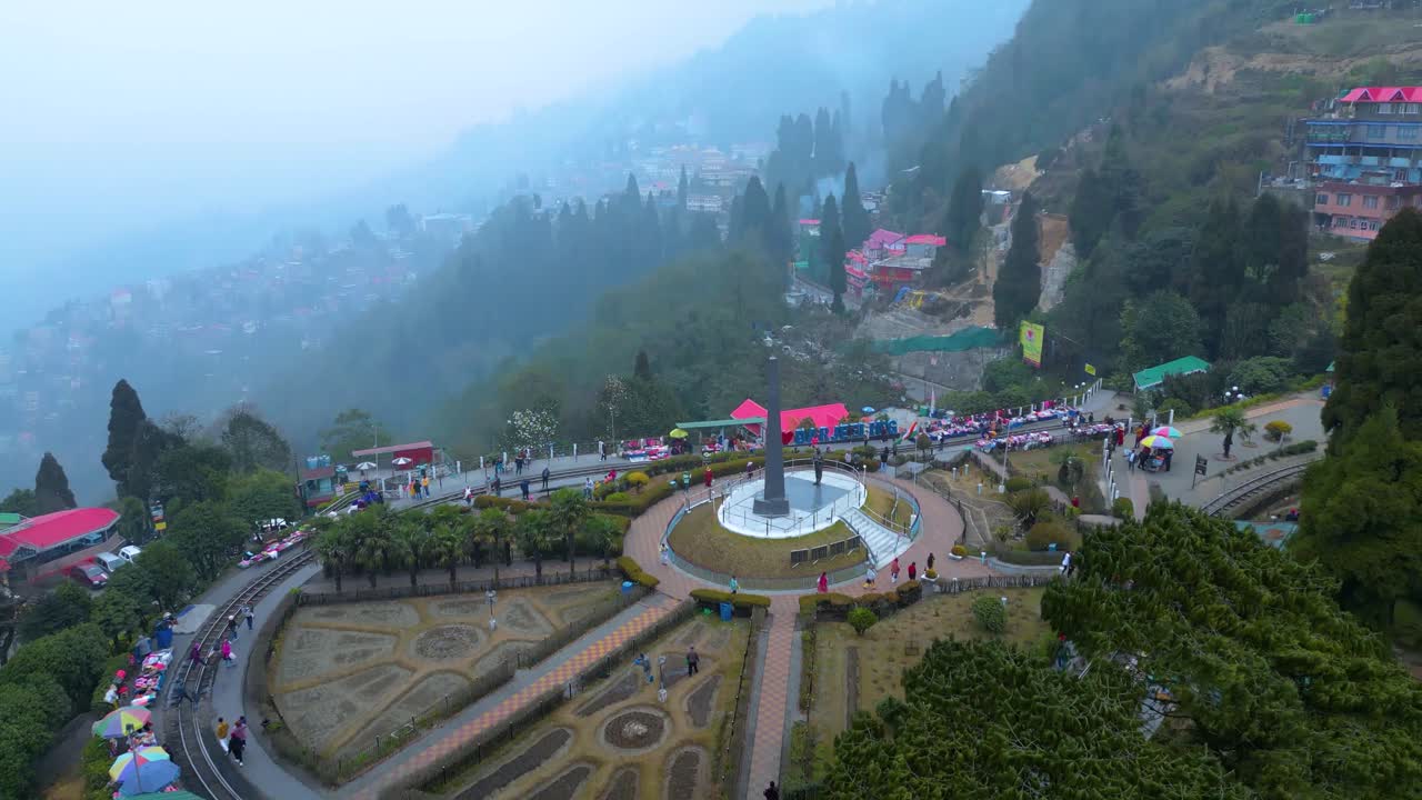 Paesaggio di Darjeeling: piantagione di tè e Batasia Loop Darjeeling, vista aerea e Treno Giocattolo Darjeeling