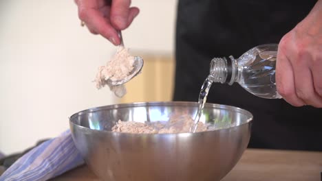 mezclando diferentes ingredientes en la cocina en un tazón para preparar la masa