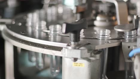 una máquina automática de llenado vierte agua en botellas de plástico en una moderna planta de bebidas