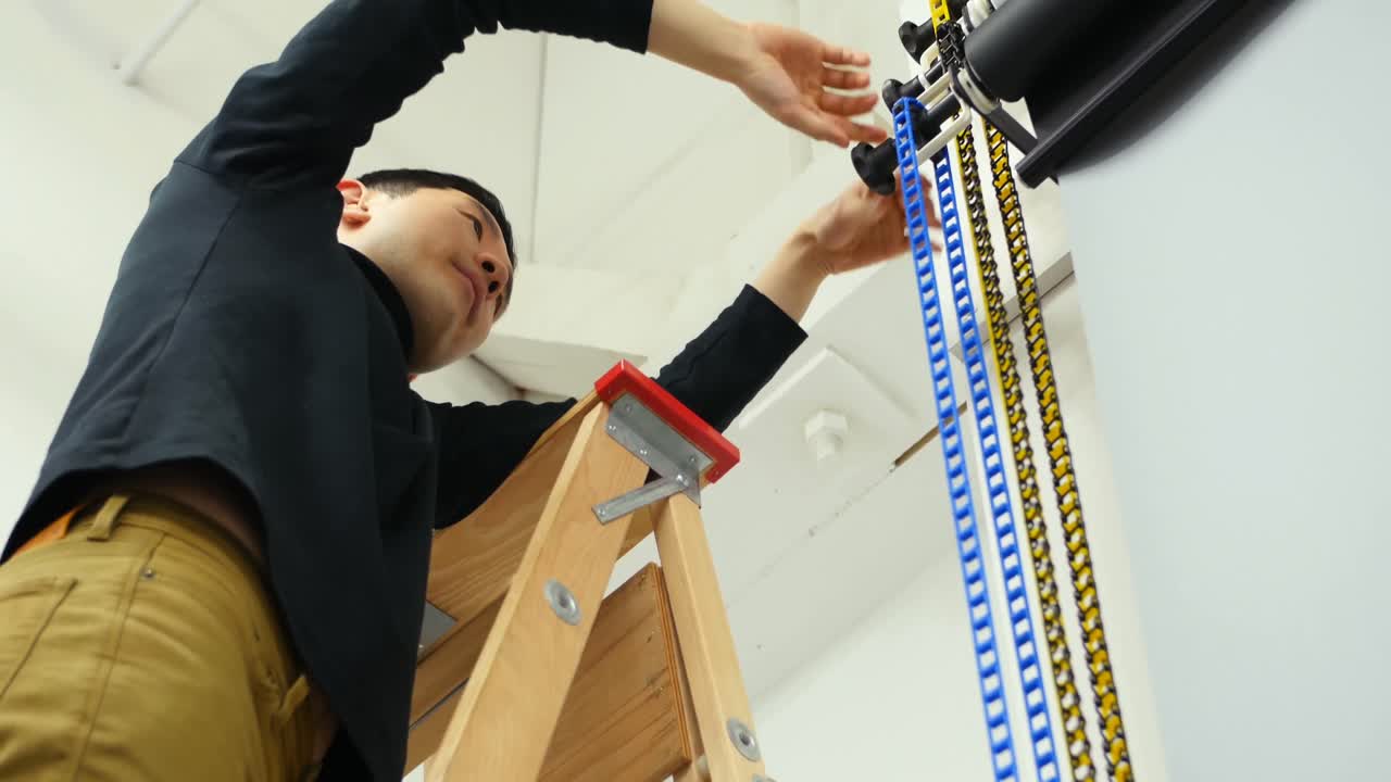 남성 사진작가 장비 조정