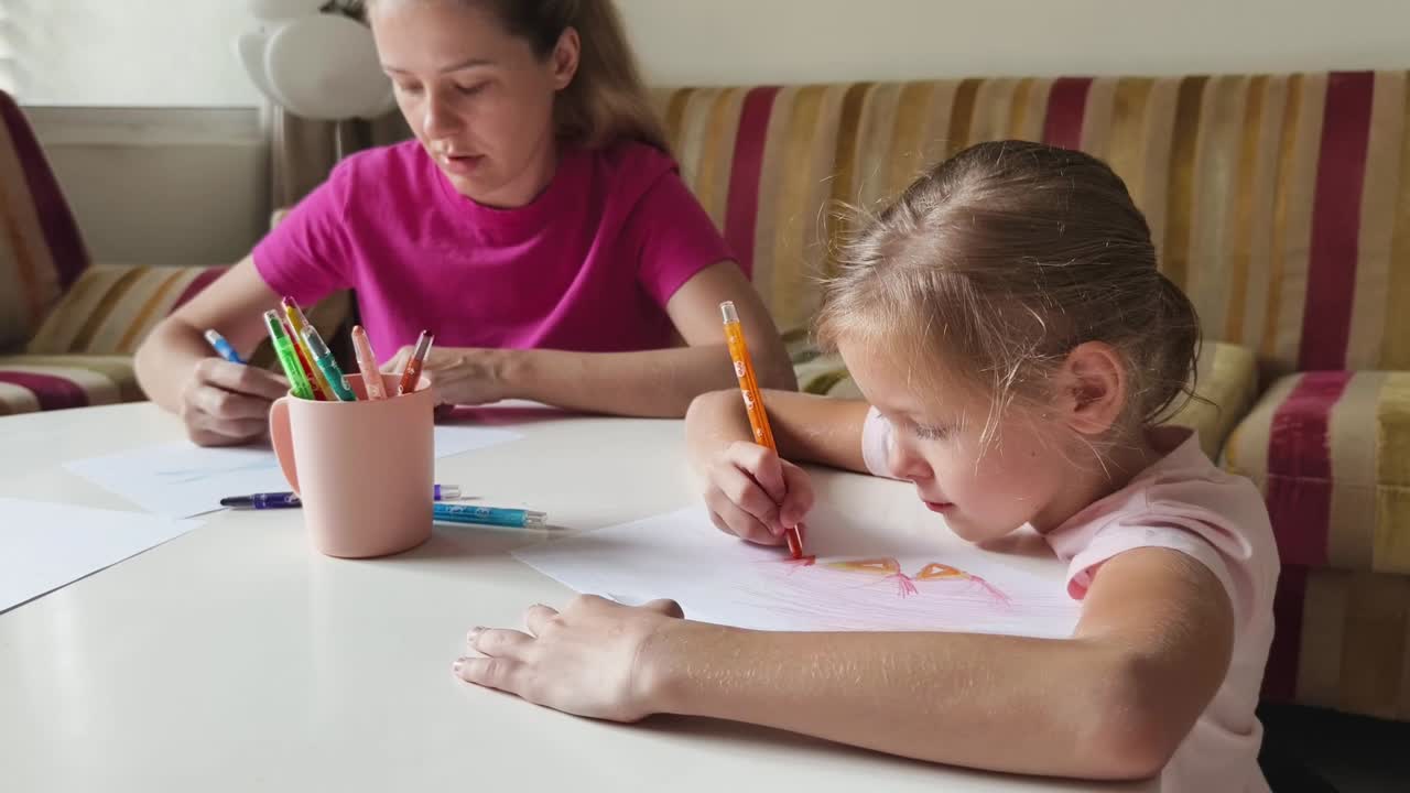 어머니와 딸이 함께 그림을 그리고 있습니다.