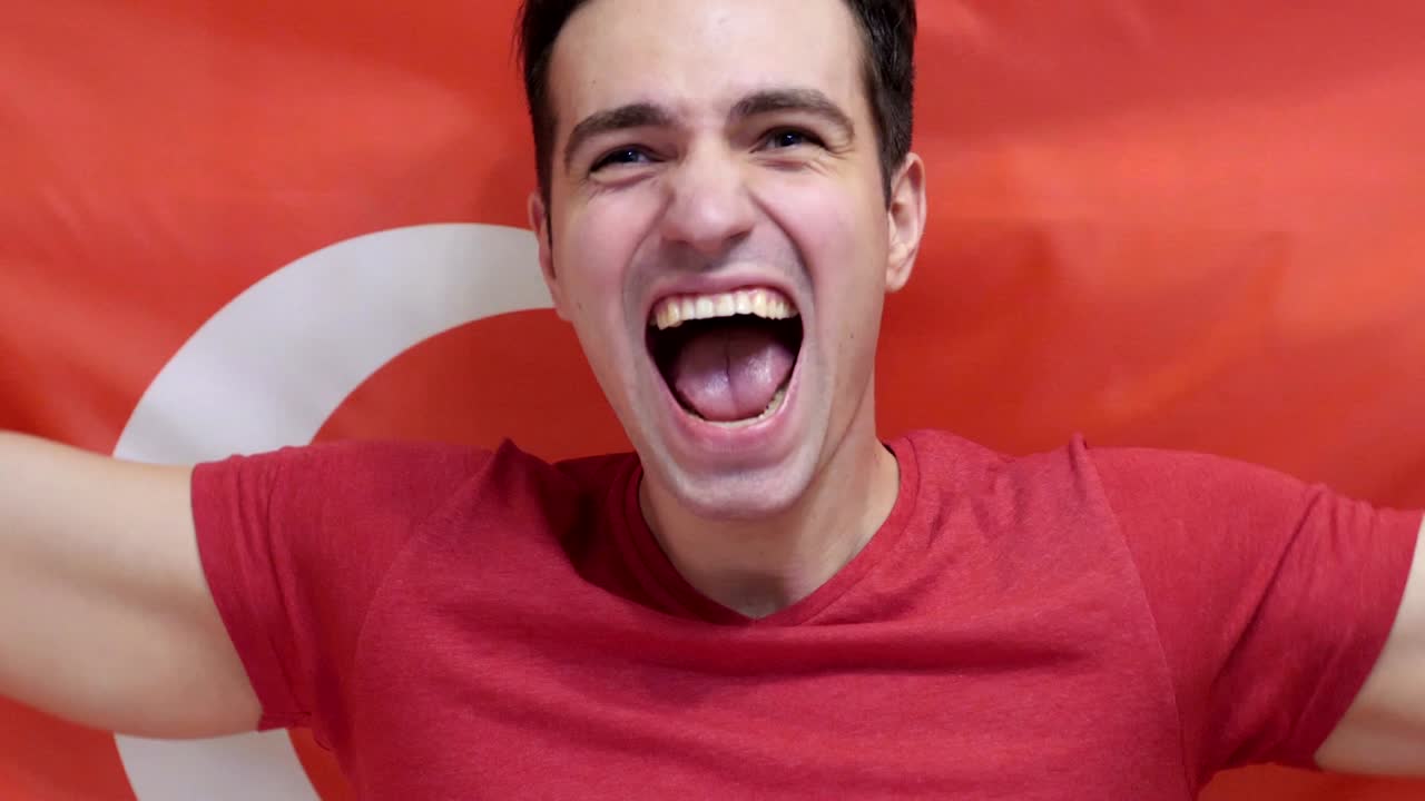 joven turco celebra sosteniendo la bandera de turquía en cámara lenta