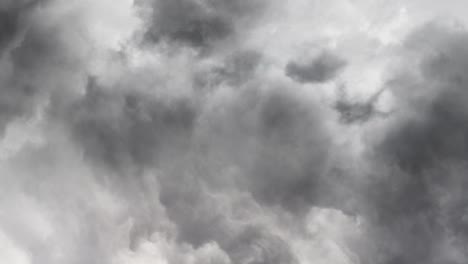 Pov-De-Nubes-Oscuras-Sobre-El-Cielo-Y-Una-Tormenta