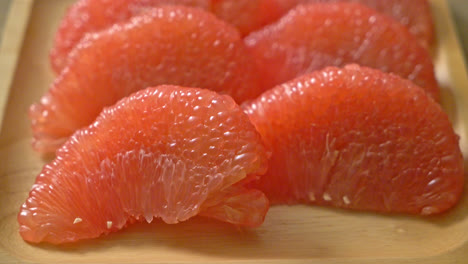 pomelo rojo fresco o pomelo en el plato