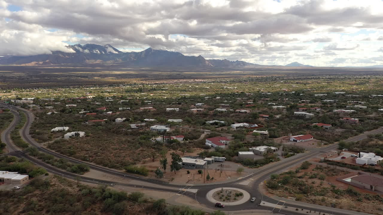green valley, arizona, ee.uu. vuelo lateral de drones sobre casas y automóviles que circulan por la calle.