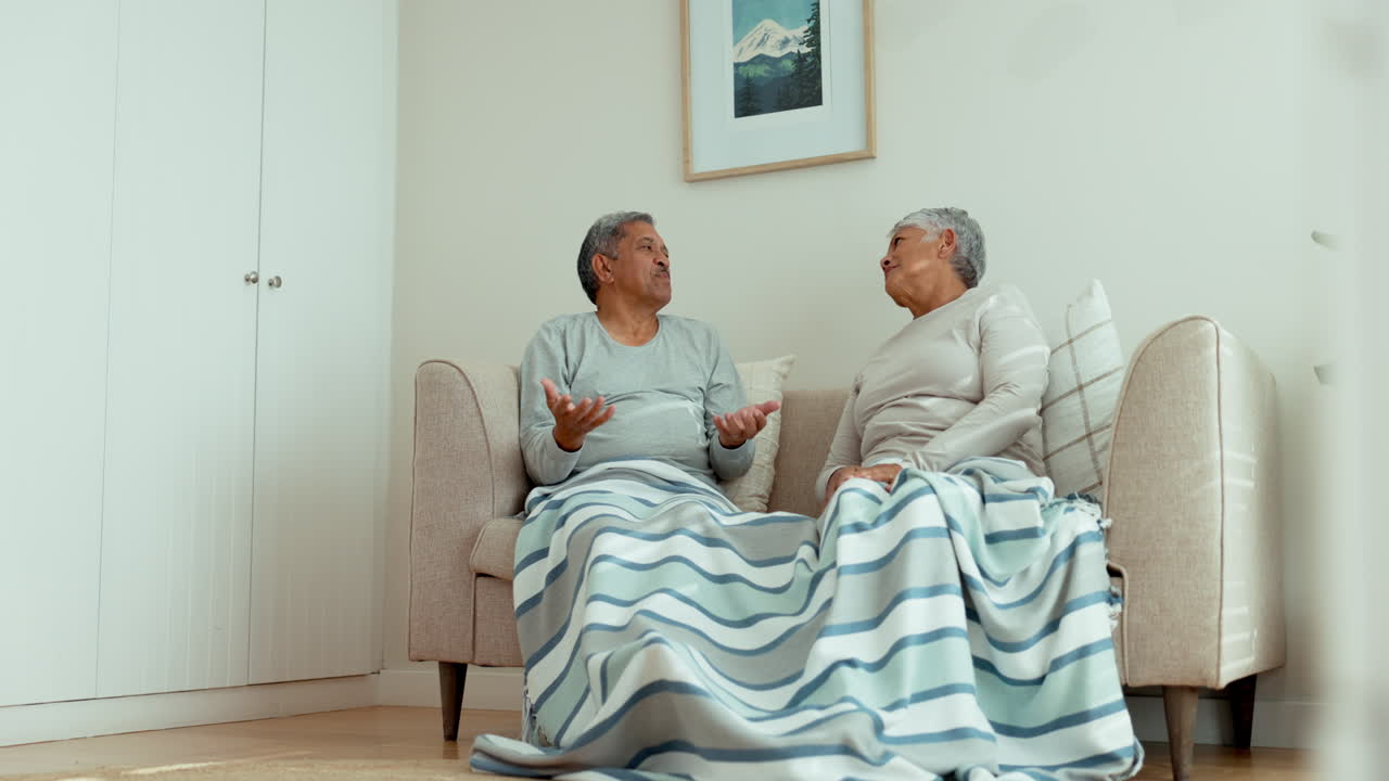 커플, 이혼하고 집의 소파에서 싸우고