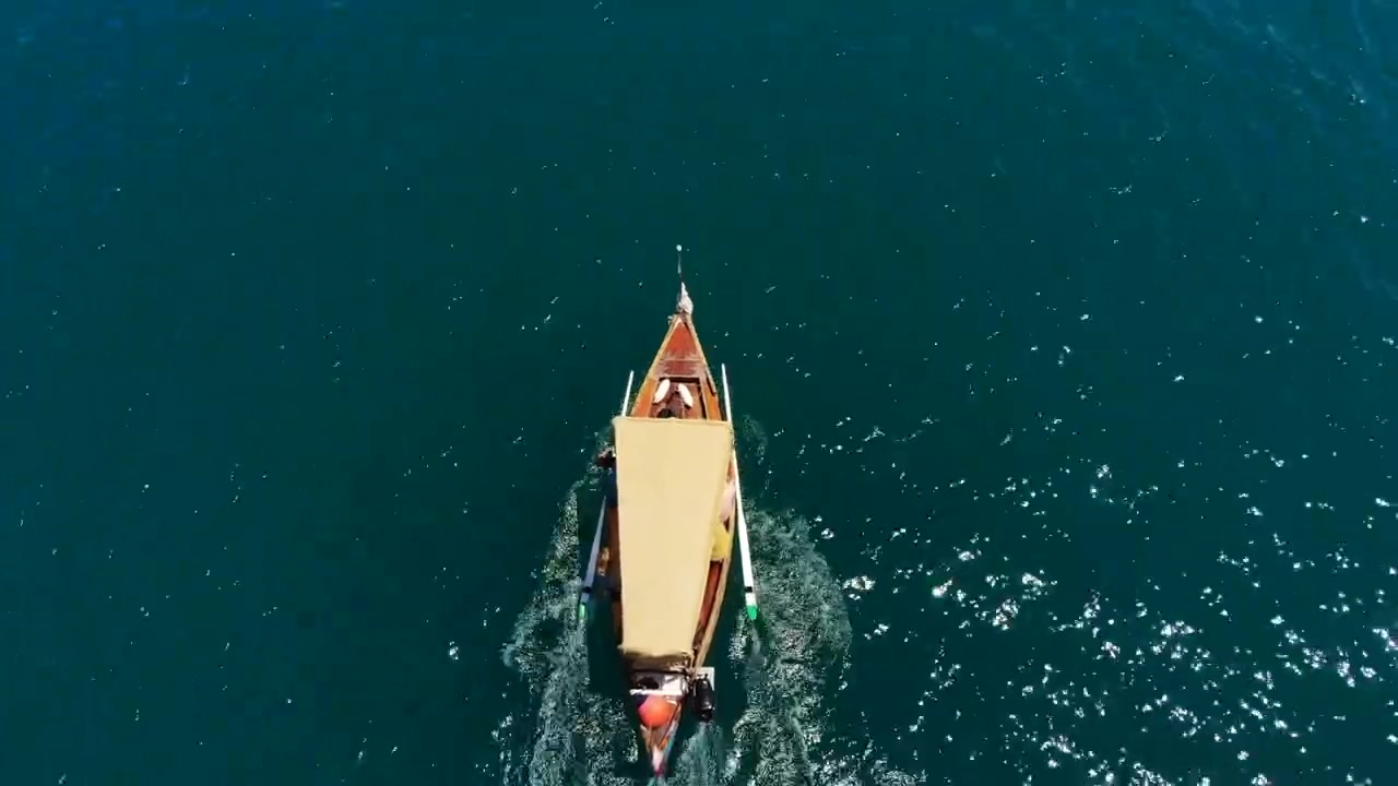 Ripresa dall'alto di un "Luzzu" – una tradizionale barca maltese che attraversa il porto de La Valletta, Malta.