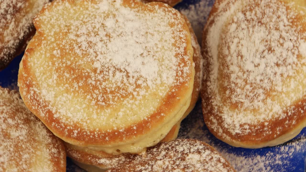 las papas fritas están en el plato.
