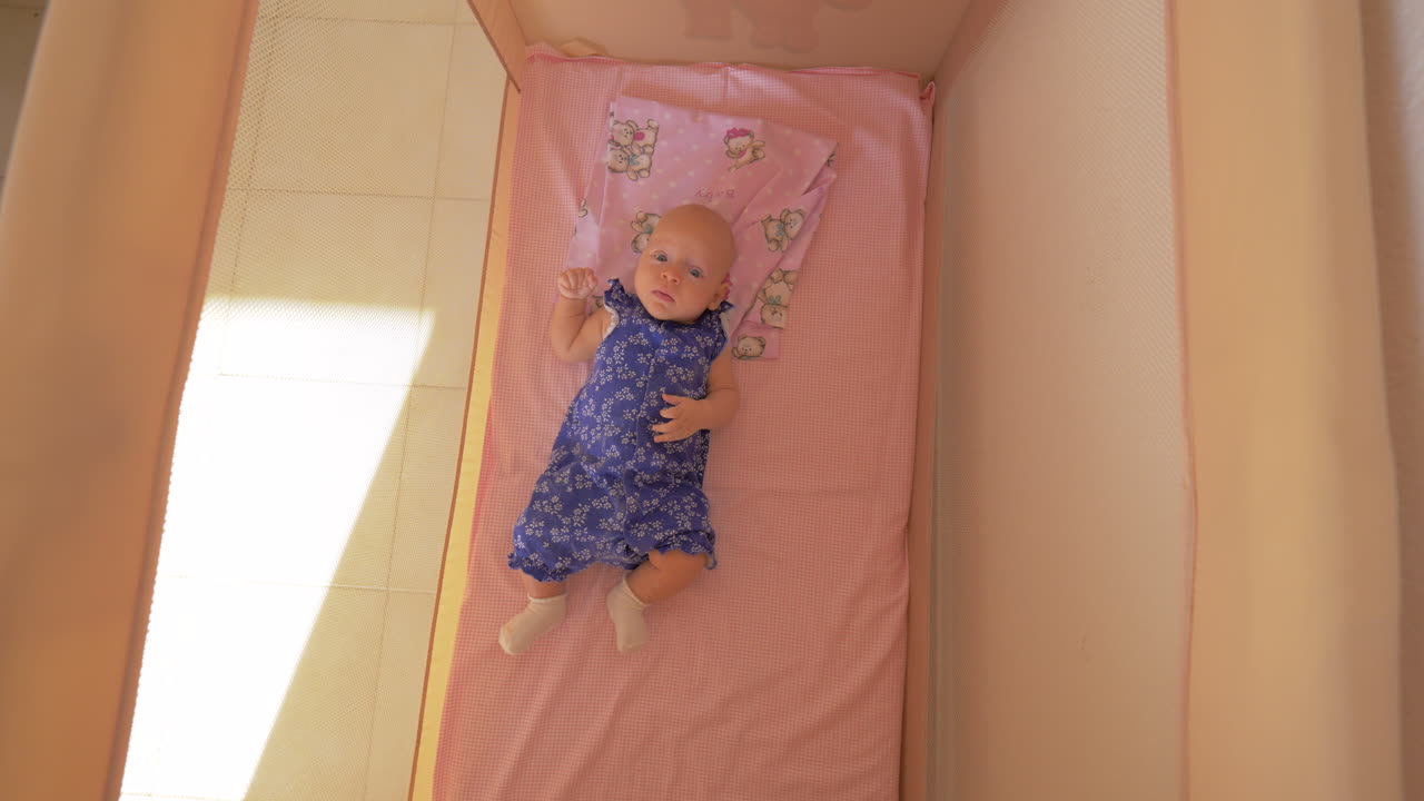 Bambina tranquilla nel box