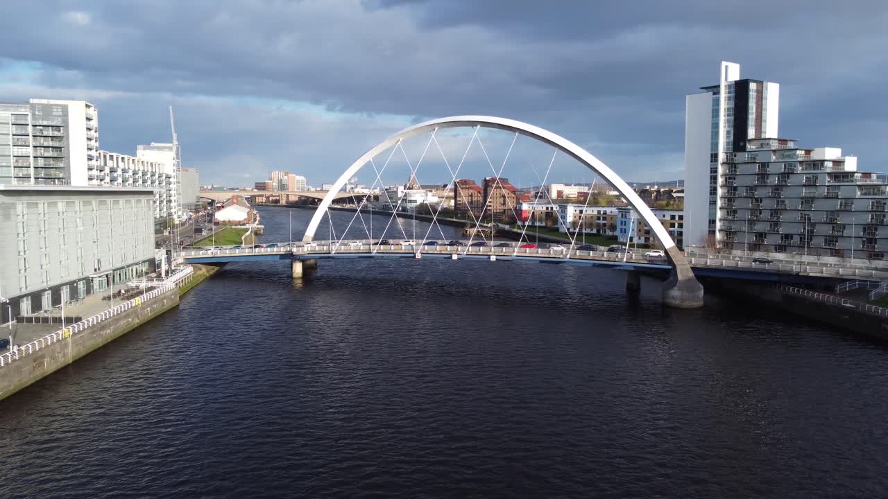 글래스고 도심 스콜랜드의 클라이드 강에 있는 뾰족한 다리의 공중 드론 샷