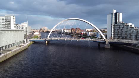 Toma-Aérea-De-Drones-Del-Puente-Squinty-En-El-Río-Clyde-En-El-Centro-De-La-Ciudad-De-Glasgow-Scoland