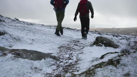 dos hombres caminan por la tundra abierta y congelada