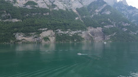 Lancha-Que-Viaja-Y-Mueve-Olas-En-La-Superficie-De-Un-Lago