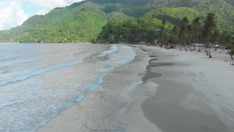 Playa-De-Maracas-Mientras-Las-Olas-Golpean-La-Costa