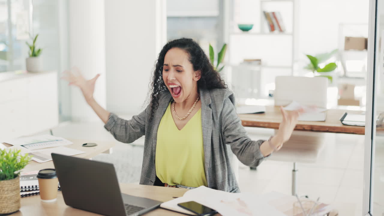 mujer de negocios, computadora portátil y celebración ganadora