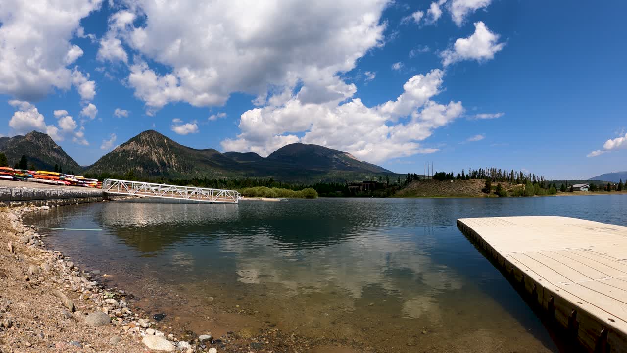 embalse de dillon cerca de frisco, colorado con cloudscape sobre las montañas y reflexionando sobre el agua - lapso de tiempo