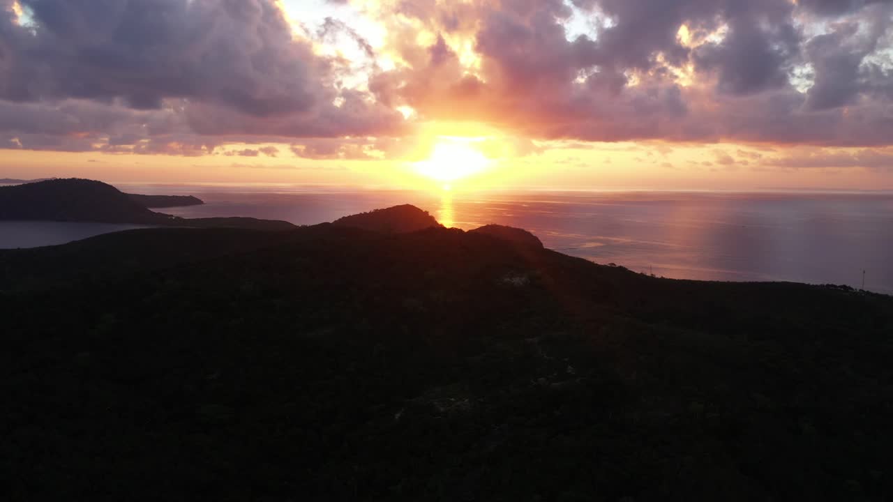las islas en fiji rodeadas por el mar en calma con una hermosa puesta de sol