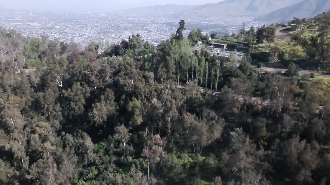 inclinación revelada del cerro san cristobal en santiago de chile, antena uhd 4k