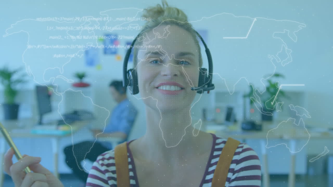Animasjon av kaukasisk kvinne med headset som bruker datamaskin over verdenskart med statistikk