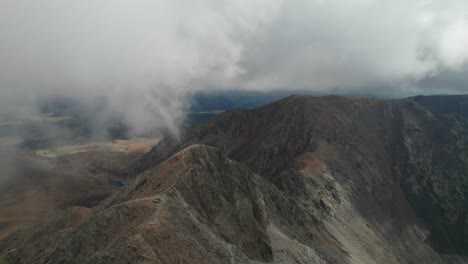 Luftaufnahme-Des-Carlit-Berggipfels-Mit-Sich-Bewegenden-Wolken-Im-Herbst-In-Den-Französischen-Pyrenäen