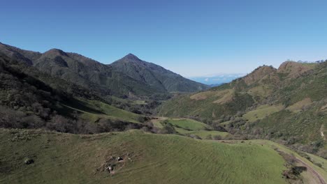 hermoso paisaje natural de enormes montañas verdes