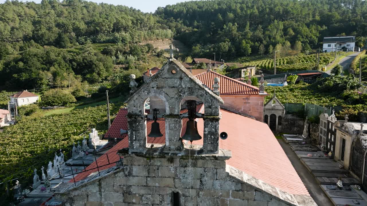 retiro aéreo de la torre del campanario oxidado de la iglesia de san martino de alongos en ourense, galicia, españa