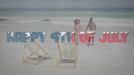 Text-Zum-Unabhängigkeitstag-Gegen-Ein-Afroamerikanisches-Paar,-Das-Händchen-Hält-Und-Am-Strand-Spaziert