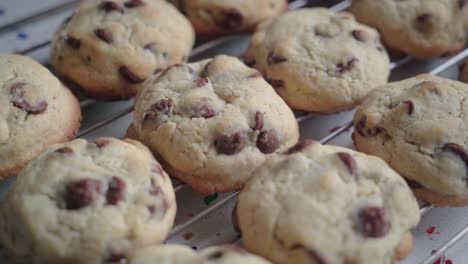 Primer-Plano-De-Galletas-De-Chispas-De-Chocolate-Caseras-Frescas-En-La-Rejilla-De-Enfriamiento