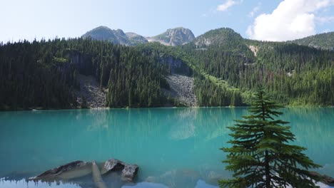 Lagos-Joffre-En-Bc-Canada,-Toma-Panorámica-Que-Revela-La-Belleza-De-Este-Parque-Provincial-En-La-Columbia-Británica-Vancouver