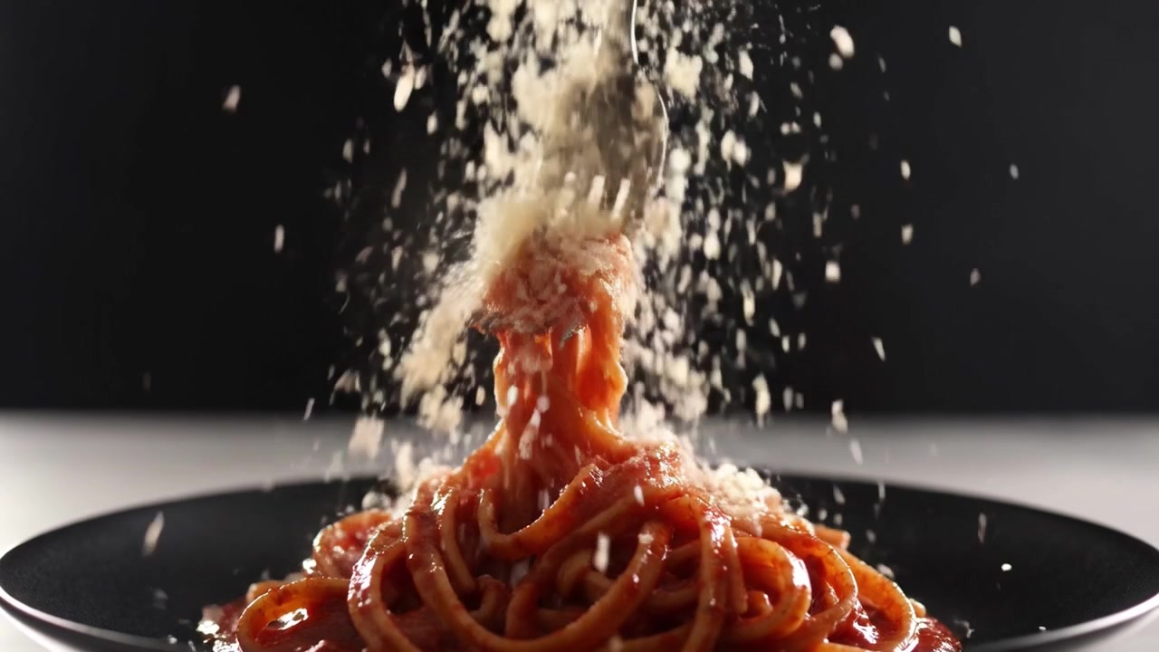 Forchetta che solleva spaghetti fumanti con sugo di pomodoro e parmigiano grattugiato