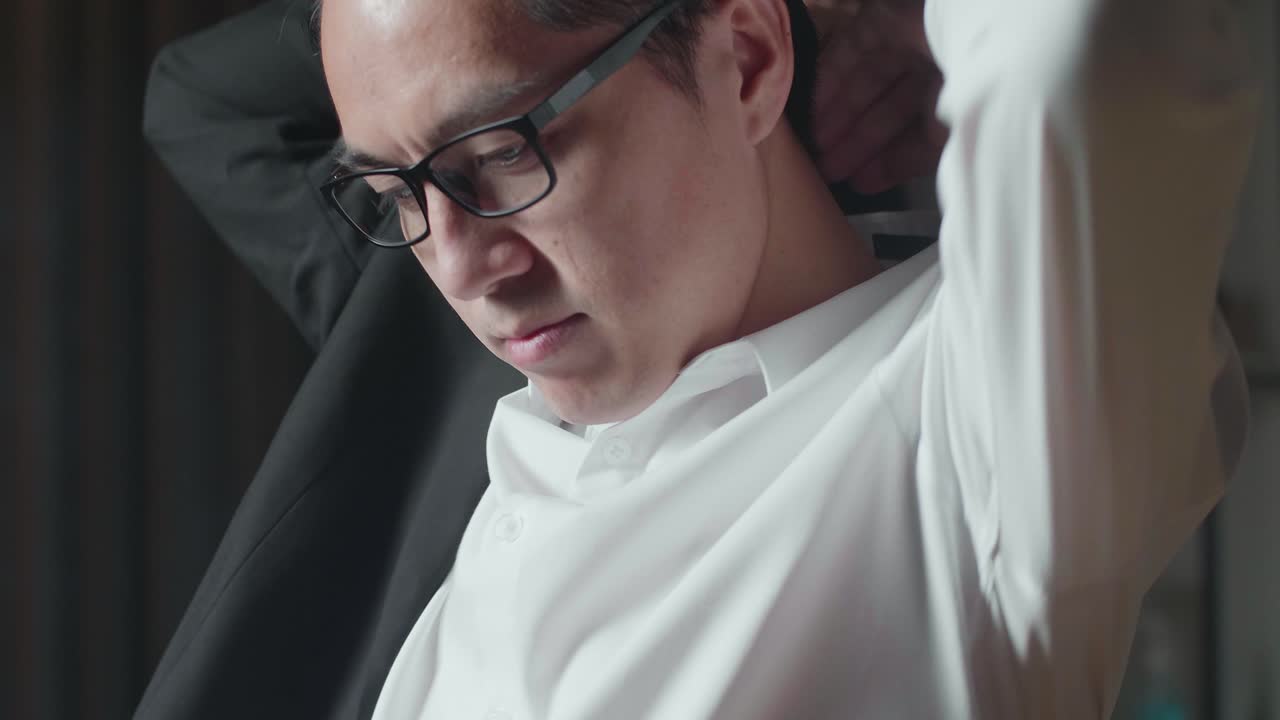 남자가 슈트를 입고 있다