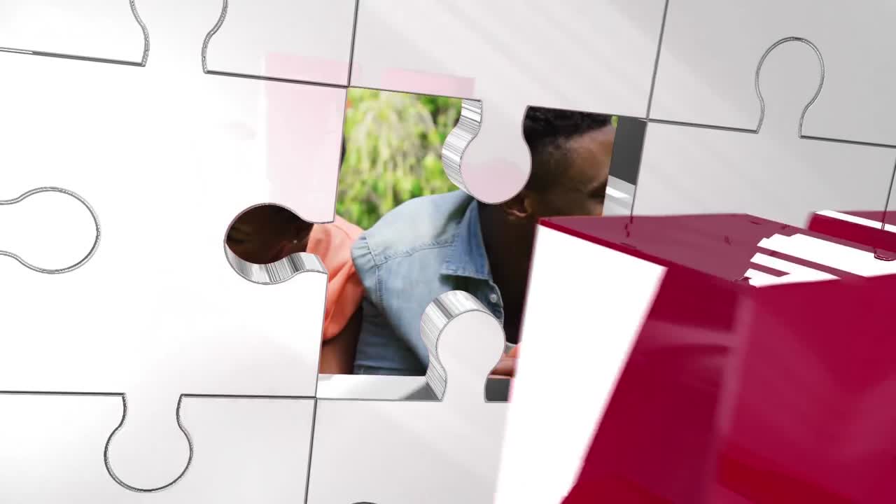 animación de rompecabezas y llave sobre una familia feliz sonriendo