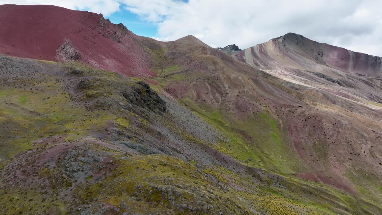 vista aérea de aviones no tripulados de la montaña del arco iris, vinicunca, región de cusco, perú