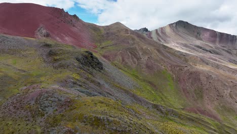 Luftdrohnenansicht-Des-Rainbow-Mountain,-Vinicunca,-Region-Cusco,-Peru