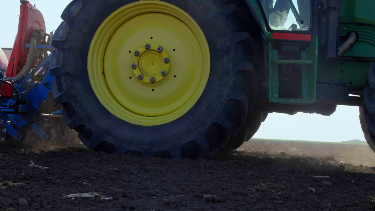 트랙터가 에 씨을 심고 있습니다.